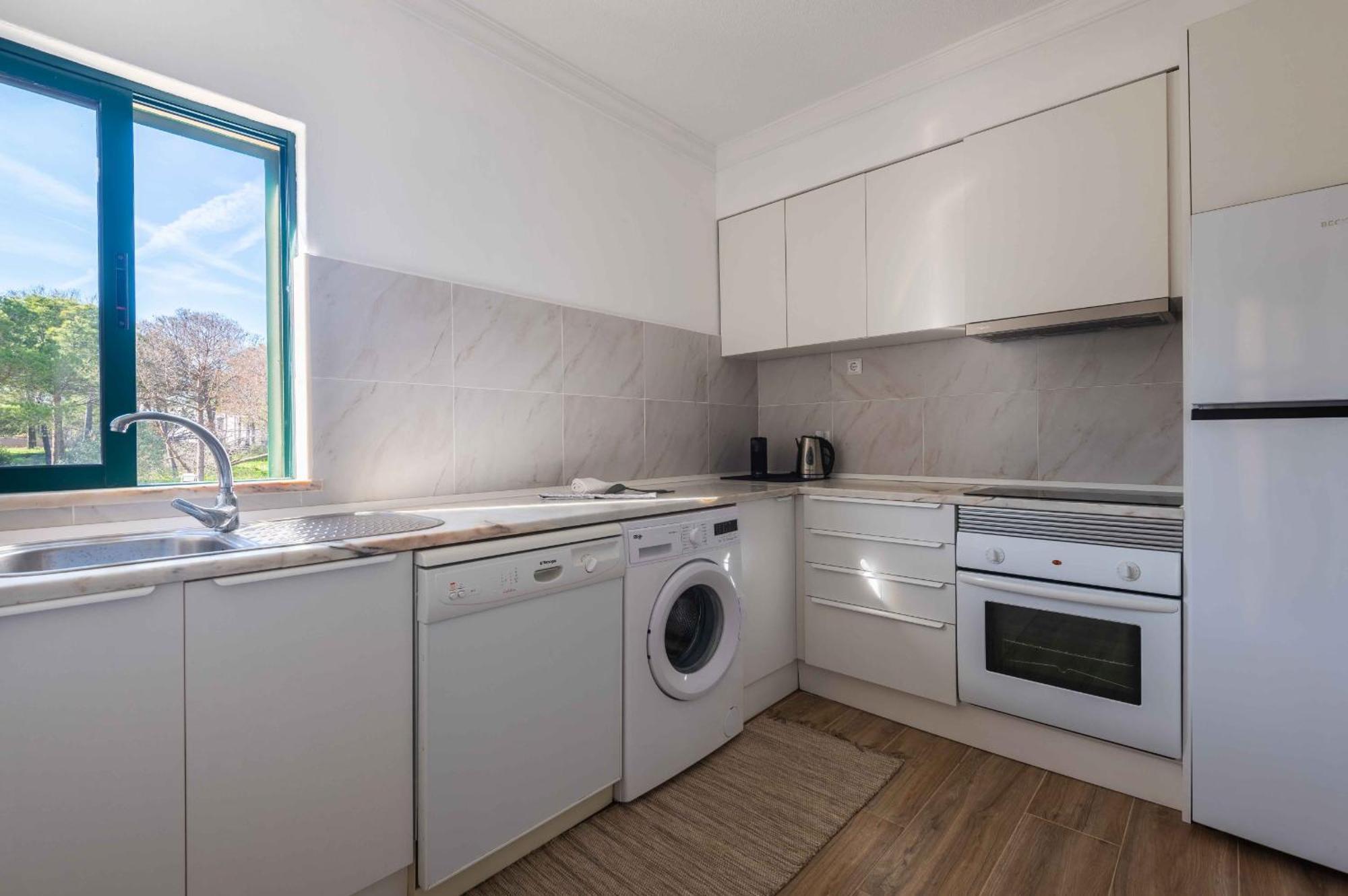 Salgados 1 Bedroom Apartment - 500M From The Beach Guia  Exterior photo